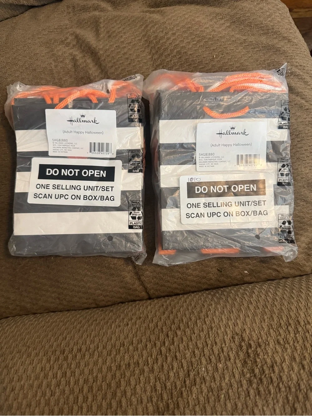 20 Hallmark Halloween Gift Bags in Orange & Black